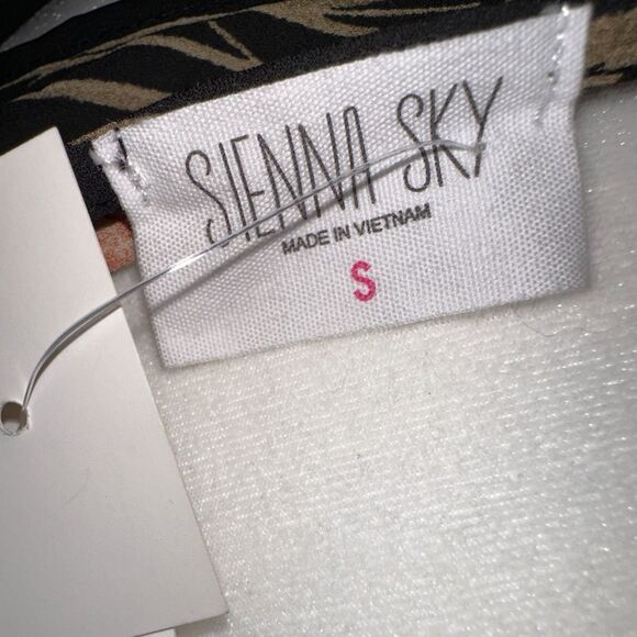 SIENNA SKY BLACK with Flowers. Cinched at Waist Collar Buttons at Back NWT - Picture 8 of 10